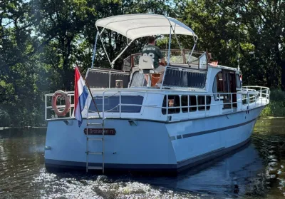 motorjacht op water met vlag achter