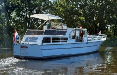 motorjacht op water met bomen achtergrond