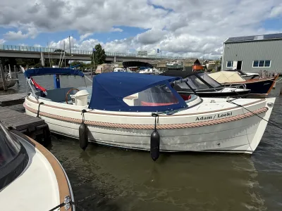 motorboot aan de steiger met blauwe buiskap