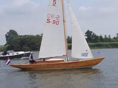 houten zeiljacht op water