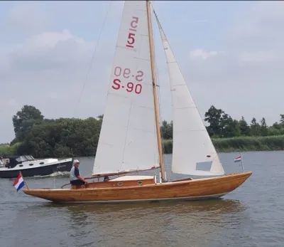 houten zeiljacht op water