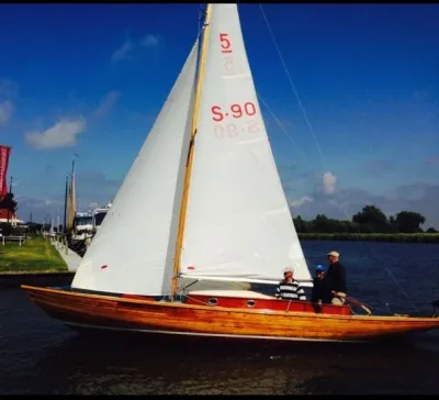 klassieke houten zeilboot op het water