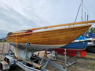 houten zeiljacht op trailer