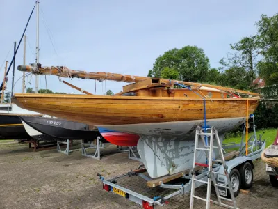 houten zeiljacht op trailer in werf