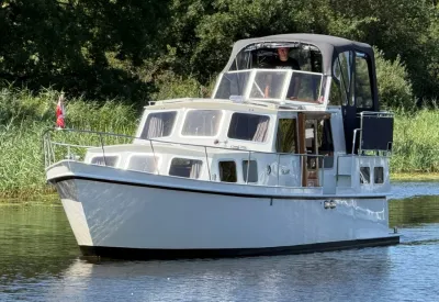 motorkruiser op rustig binnenwater