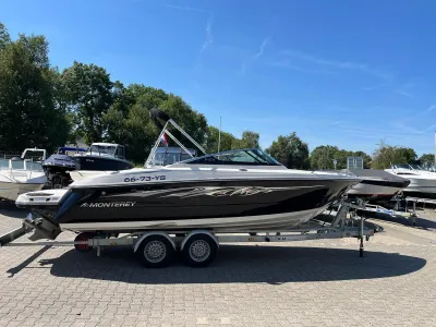 bowrider op trailer op parkeerplaats