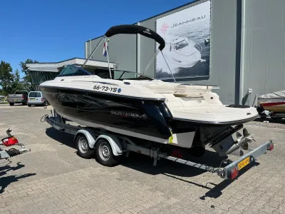 bowrider op trailer bij bedrijf
