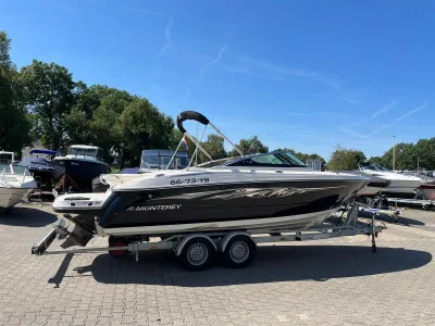 motorboot op trailer in jachthaven