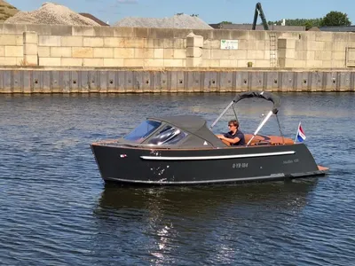 kleine boot op het water met bestuurder
