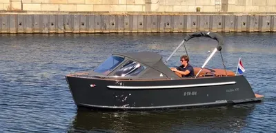 kleine boot op het water met bestuurder