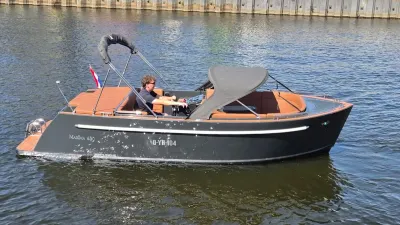 tender op het water met bestuurder