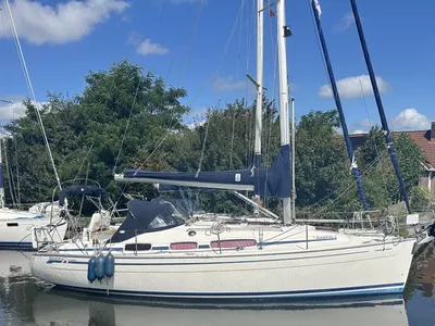zeilboot aangemeerd in jachthaven