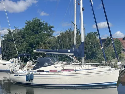 zeiljacht in een haven, zicht op romp en kajuit