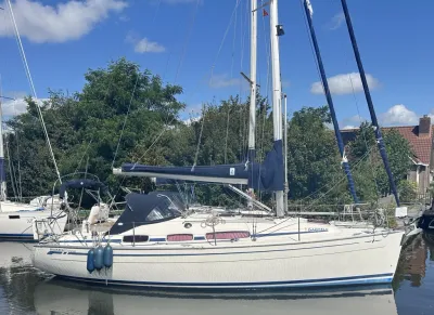 zeilboot aangemeerd in jachthaven