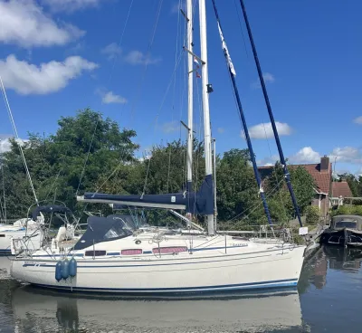 zeiljacht afgemeerd in de haven
