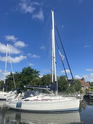 zeiljacht aangemeerd in jachthaven