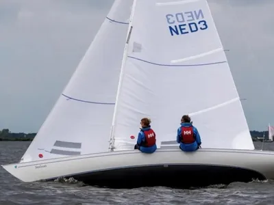 zeilboot met twee bemanningsleden