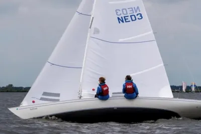 zeilboot met twee bemanningsleden