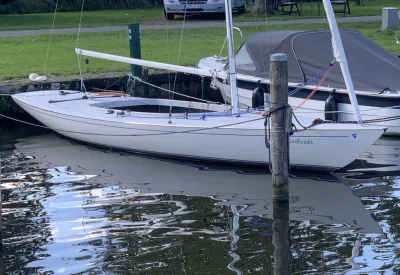 zeilboot aangemeerd in kanaal