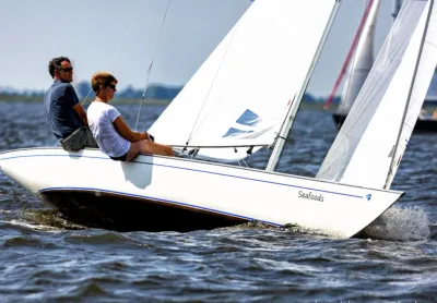 zeilboot met twee personen op het water