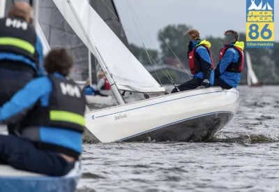 zeilboot met bemanning op het water