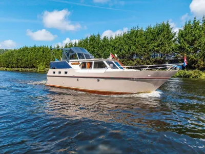motorjacht op water langs bomen