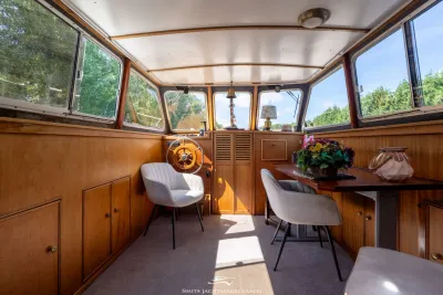 stuurhut interieur met houten afwerking