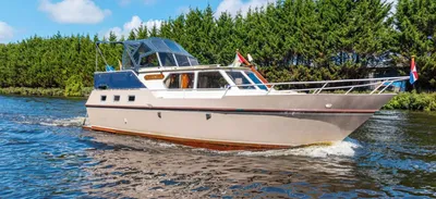 motorjacht op water langs bomen