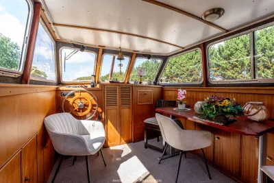 stuurhut met houten interieur en tafel