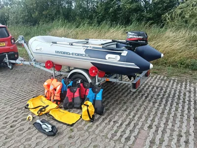 opblaasbare rubberboot met motor op trailer