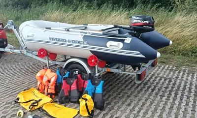 opblaasbare rubberboot met motor op trailer