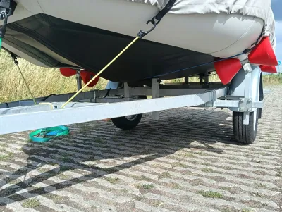 onderkant rubberboot op trailer