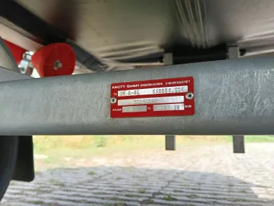 close-up trailerbalk met metalen plaat