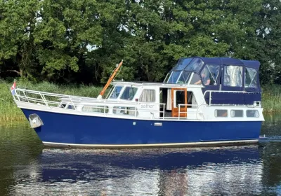 motorjacht op het water