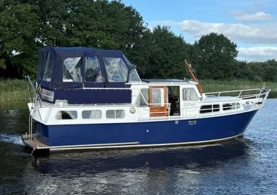 motorjacht op het water