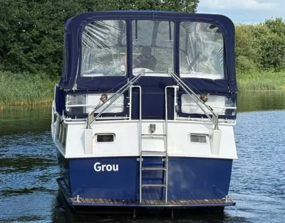 achteraanzicht motorjacht op het water