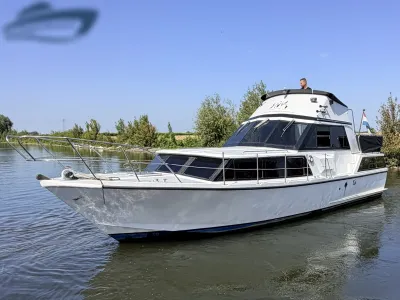 motorjacht op rustig water