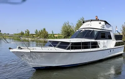 motorjacht op rustig water