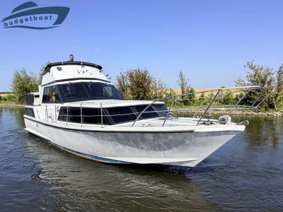 motorjacht op water met oevers