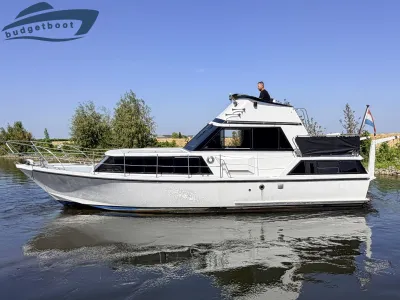 witte motorjacht op rustig water