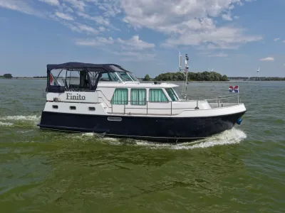 motorjacht op open water