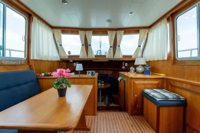 saloninterieur motorjacht met houten betimmering