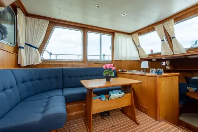 kajuit met zitgedeelte en tafel