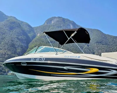 speedboot op water met bergachtergrond