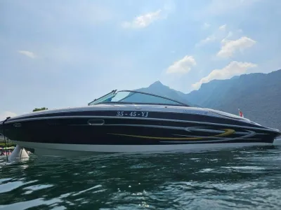 motorboot op het water bij bergen