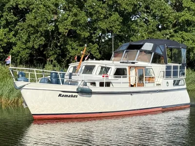 motorjacht op rustig water bij bomen