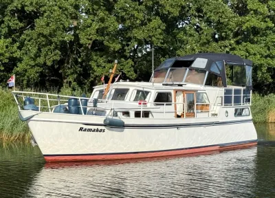 motorjacht op rustig water bij bomen