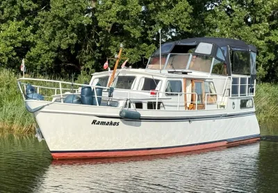 motorjacht op water bij groene begroeiing