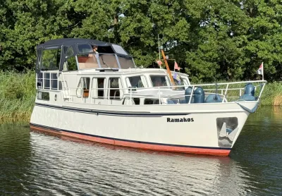 motorjacht op het water bij bomen