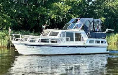 motorkruiser op rustig water